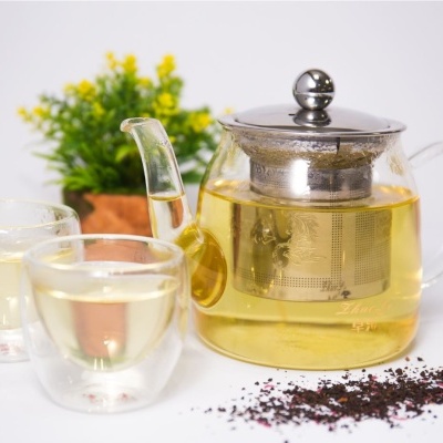 Chaleira de vidro com infusor e dois copos de chá claros