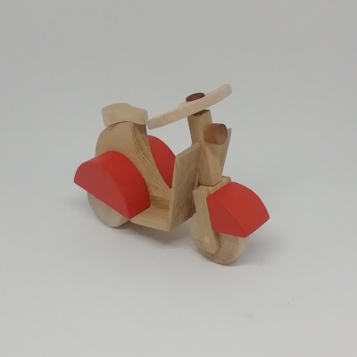 Brinquedo de madeira tipo scooter com peças vermelhas e naturais