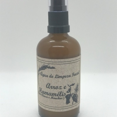 Frasco âmbar com pulverizador preto e rótulo bege com texto