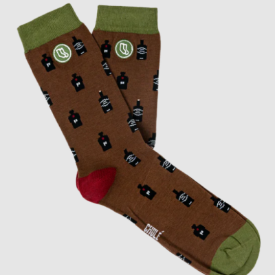 Meias castanhas com padrão de garrafas pretas e detalhes em verde e vermelho
