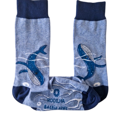 Meias azuis com design de baleia azul e texto impresso.