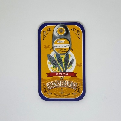 Lata de conservas amarela com moldura azul, texto em português e imagem de peixe e limão