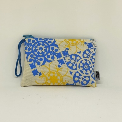 Bolsa retangular bege com padrão floral azul e amarelo e fecho de correr azul