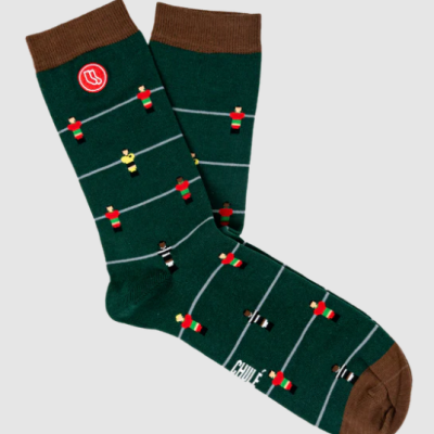 Meias verdes com padrão de jogadores de matraquilhos, punho, calcanhar e biqueira castanhos.