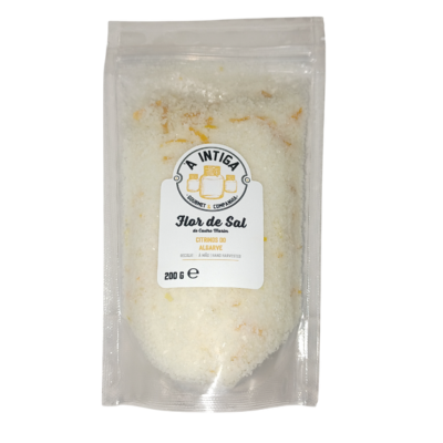 Pacote transparente de Flor de Sal com pedaços de citrinos e etiqueta branca com texto