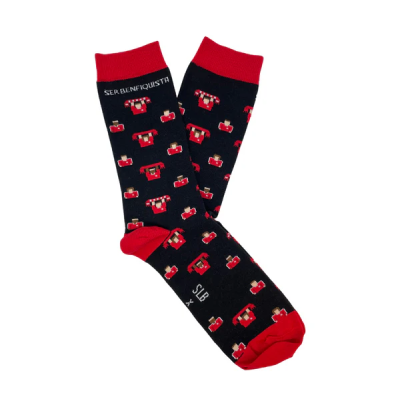 Meias pretas com detalhes vermelhos e padrão de câmeras fotográficas