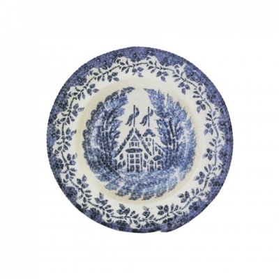 Prato de cerâmica branco com padrão azul de folhas e casa.