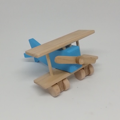 Brinquedo de avião em madeira azul e natural