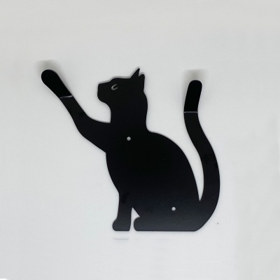silhueta decorativa em metal preto de gato sentado com a pata levantada