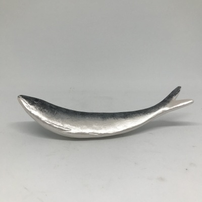 Figura decorativa prateada em forma de peixe
