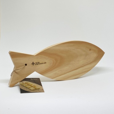 Tábua de cortar em madeira clara em forma de peixe com marca impressa