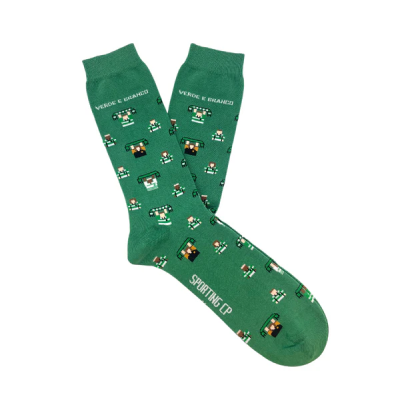 Par de meias verdes com padrão de jogadores de futebol e campos, texto 'VERDE E BRANCO' e 'SPORTING CP'