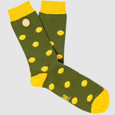 Meias verdes com bolas amarelas e detalhes amarelos