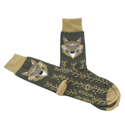 Meias cinzento-escuro com padrão de ramos, rosto de lobo ibérico e texto.