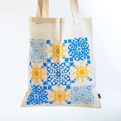 Saco de tecido cru com padrão de azulejos azul e amarelo