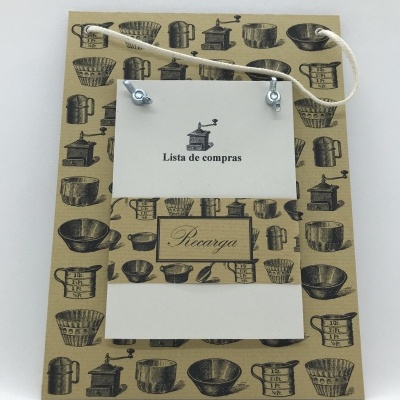 Quadro decorativo com desenhos de utensílios de café e placas com texto