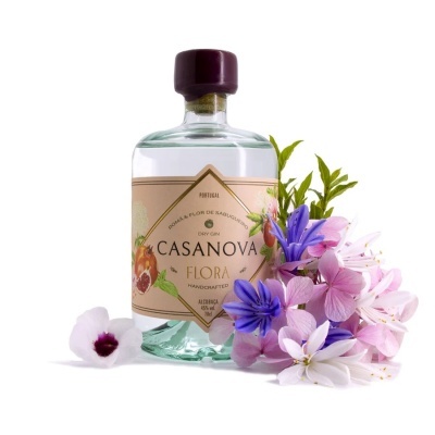 Garrafa de gin CASANOVA FLORA com flores em fundo branco
