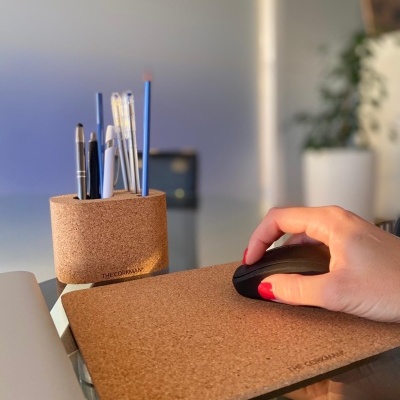 Conjunto de acessórios de secretária em cortiça com suporte de canetas e base para rato