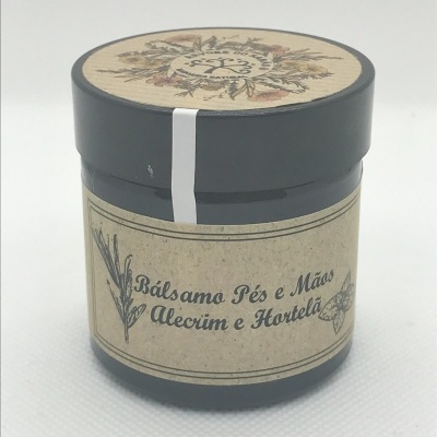 Frasco escuro com rótulo de bálsamo para pés e mãos de alecrim e hortelã