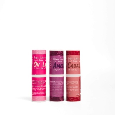 Três sticks de batom labial em tubos rosa, roxo e vermelho