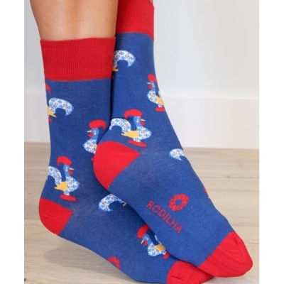 Meias azuis e vermelhas com padrão de galos e texto RODILHA