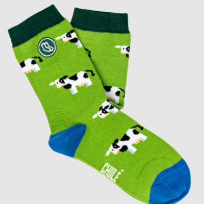Meias verdes com padrão de vacas a preto e branco e biqueira azul
