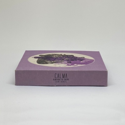 Embalagem roxa com ilustração circular roxa e texto CALMA A MEMÓRIA DO CAMPO SCENT STICKS