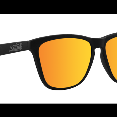 Óculos de sol com armação preta e lentes laranja espelhadas
