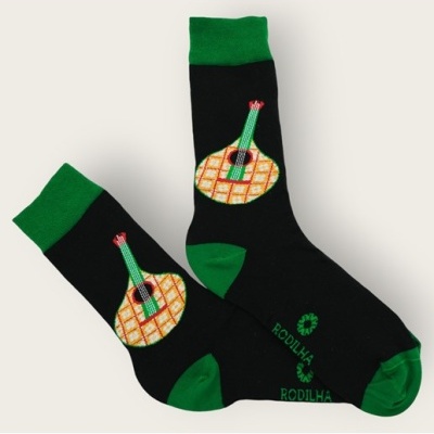 Meias pretas com detalhes verdes e guitarra portuguesa estampada