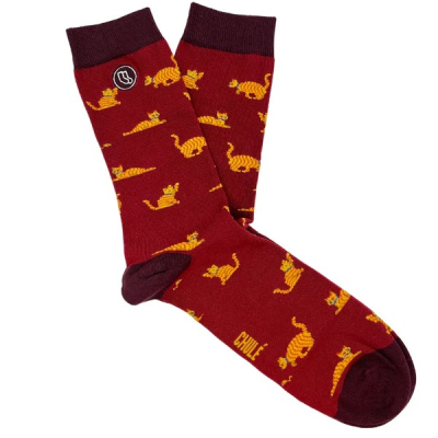 Par de meias vermelhas com padrão de gatos amarelos e detalhes castanhos