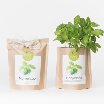 Dois sacos de papel com planta Manjericão e etiquetas Life Bag