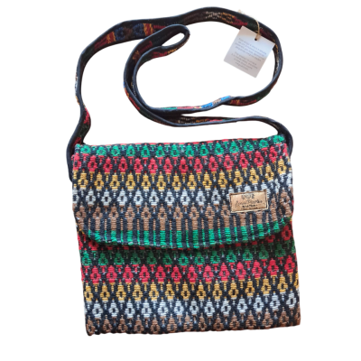 Mala tiracolo tecido com padrão geométrico colorido e etiqueta Ana Martins