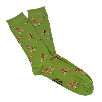 Meias verdes com padrão de girafas e texto JARDIM ZOOLÓGICO