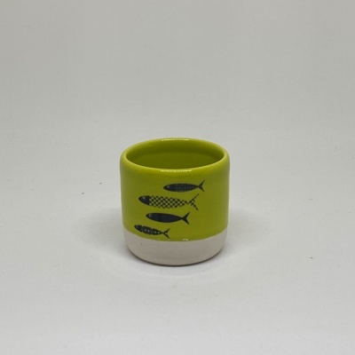 Vaso cilíndrico pequeno verde com desenhos de peixes pretos e base bege