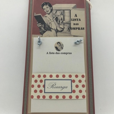 Placa decorativa vintage para lista de compras com mulher ilustrada, texto e suporte para papel