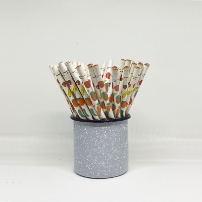 Canudos de papel decorados com frutas em vaso cinza salpicado