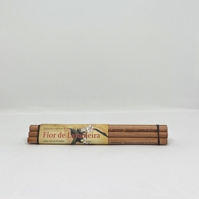 Paus aromáticos Flor de Laranjeira com etiqueta amarela em fundo branco