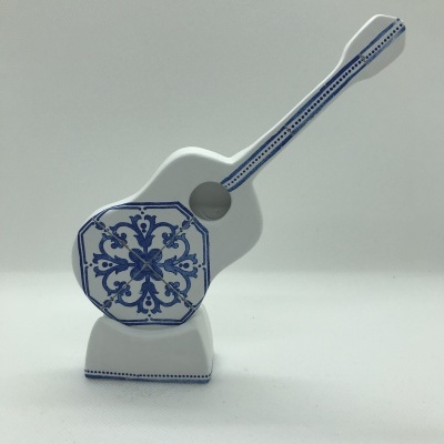 Figura decorativa de guitarra em cerâmica branca com detalhes azuis