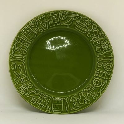 Prato verde em cerâmica com decoração em relevo na borda