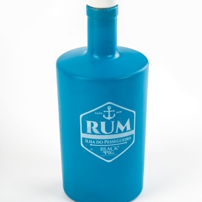 Garrafa azul de rum Ilha do Pessegueiro Black Pig com tampa branca
