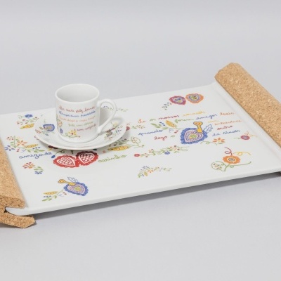 Tabuleiro branco decorado com laterais em cortiça e chávena com pires