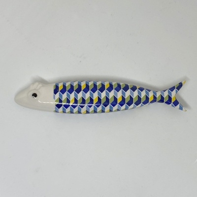 Peixe decorativo colorido com padrão geométrico azul, amarelo e branco