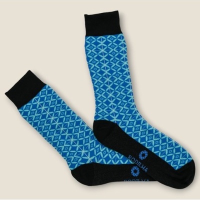 Meias azuis com padrão geométrico branco e detalhes pretos, texto RODILHA na sola
