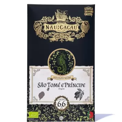 Embalagem preta de chocolate negro com detalhes dourados e texto sobre cacau São Tomé e Príncipe