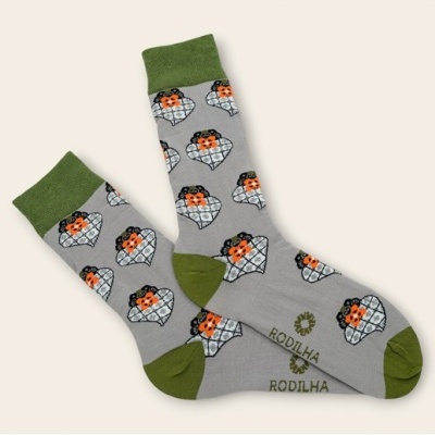 Meias cinzentas com padrões de abóboras e detalhes verdes