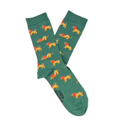 Par de meias verdes com padrão de leões amarelos e vermelhos.