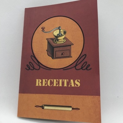 Capa de livro 'RECEITAS' com ilustração de moinho de café e rolo de massa