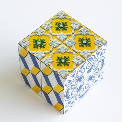 Cubo decorativo com azulejos portugueses coloridos e padrões geométricos e florais.