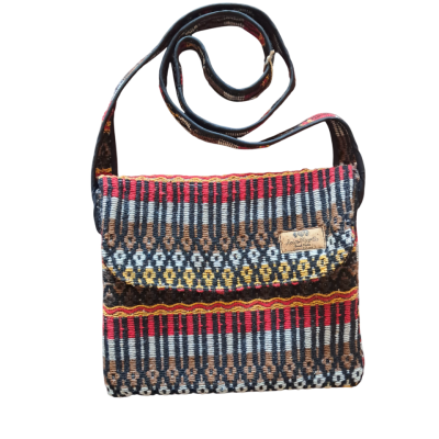 Mala de ombro colorida e tecido com aba e etiqueta de couro