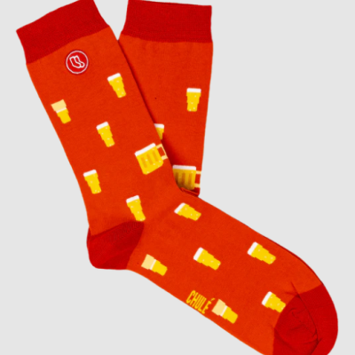 Meias laranja com padrão de copos de cerveja e detalhes vermelhos
